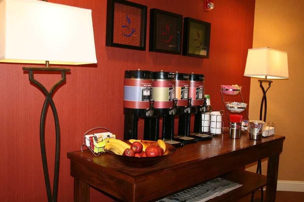 Hampton Inn & Suites Латроп Екстериор снимка