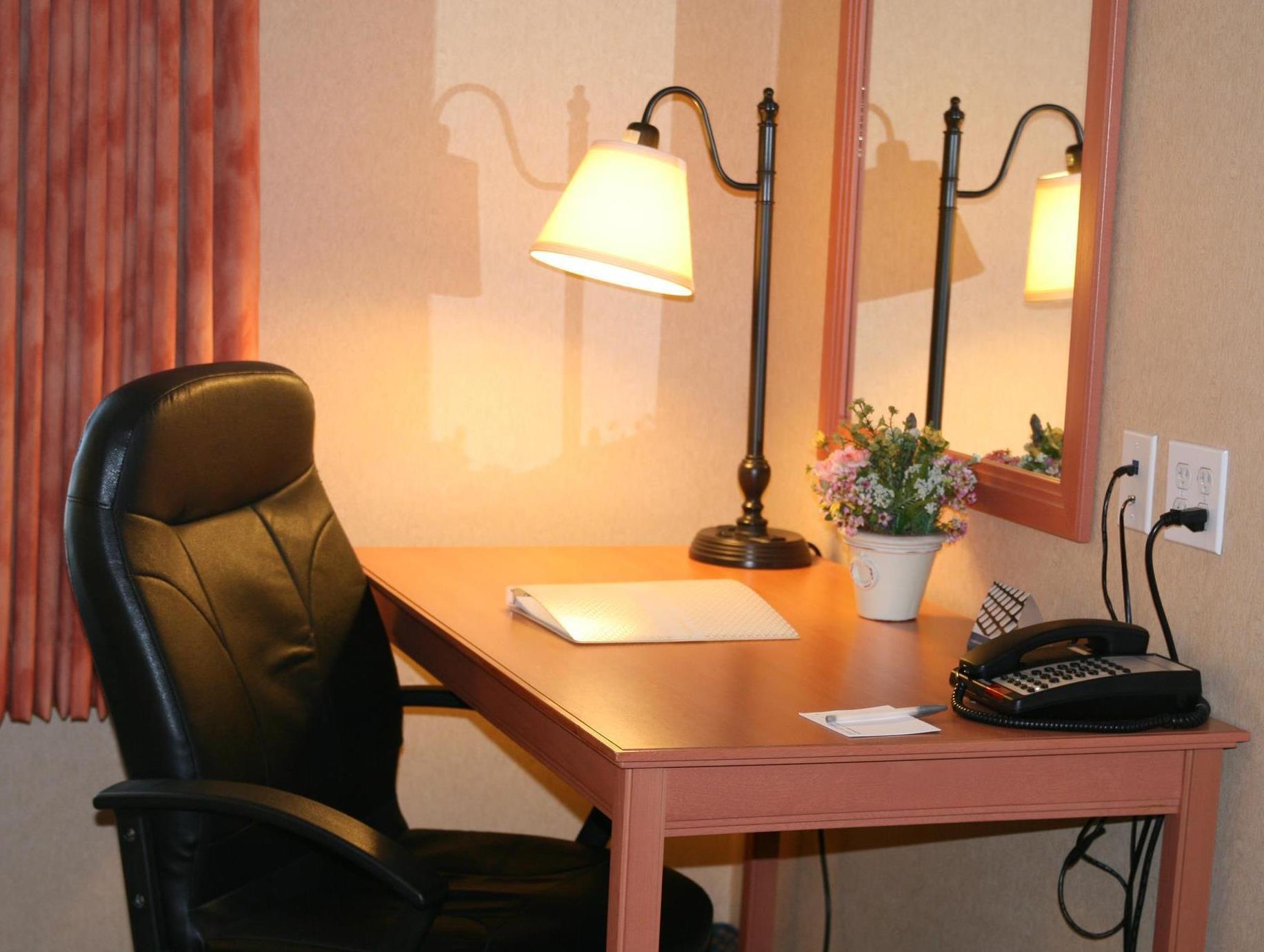 Hampton Inn & Suites Латроп Екстериор снимка
