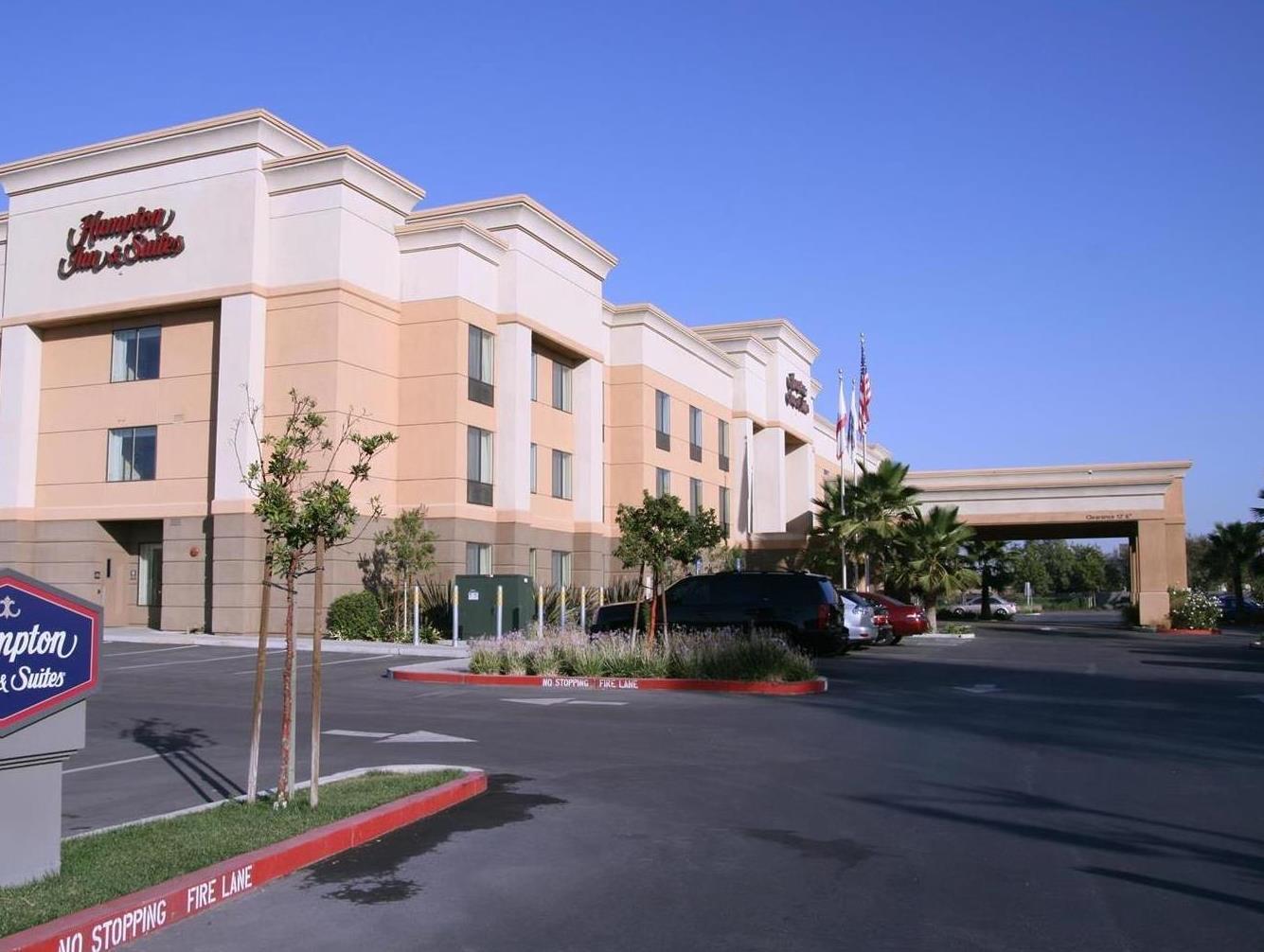 Hampton Inn & Suites Латроп Екстериор снимка
