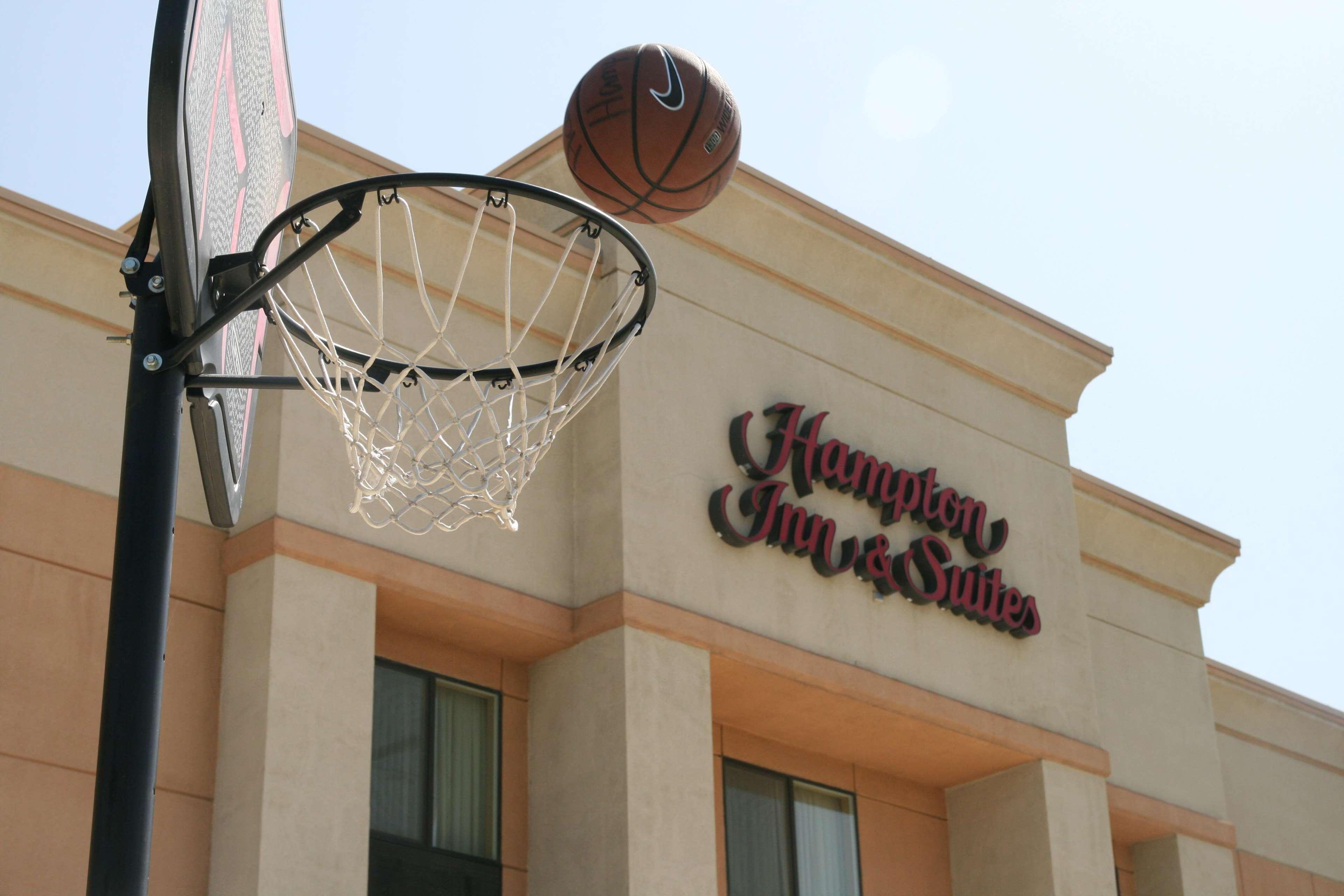 Hampton Inn & Suites Латроп Екстериор снимка