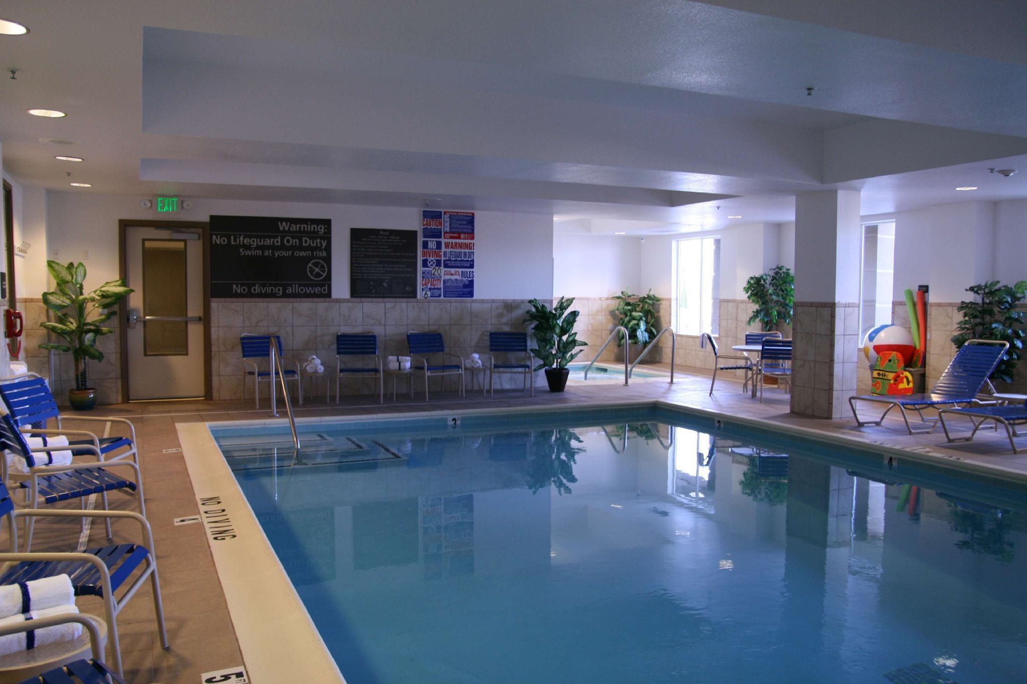 Hampton Inn & Suites Латроп Екстериор снимка