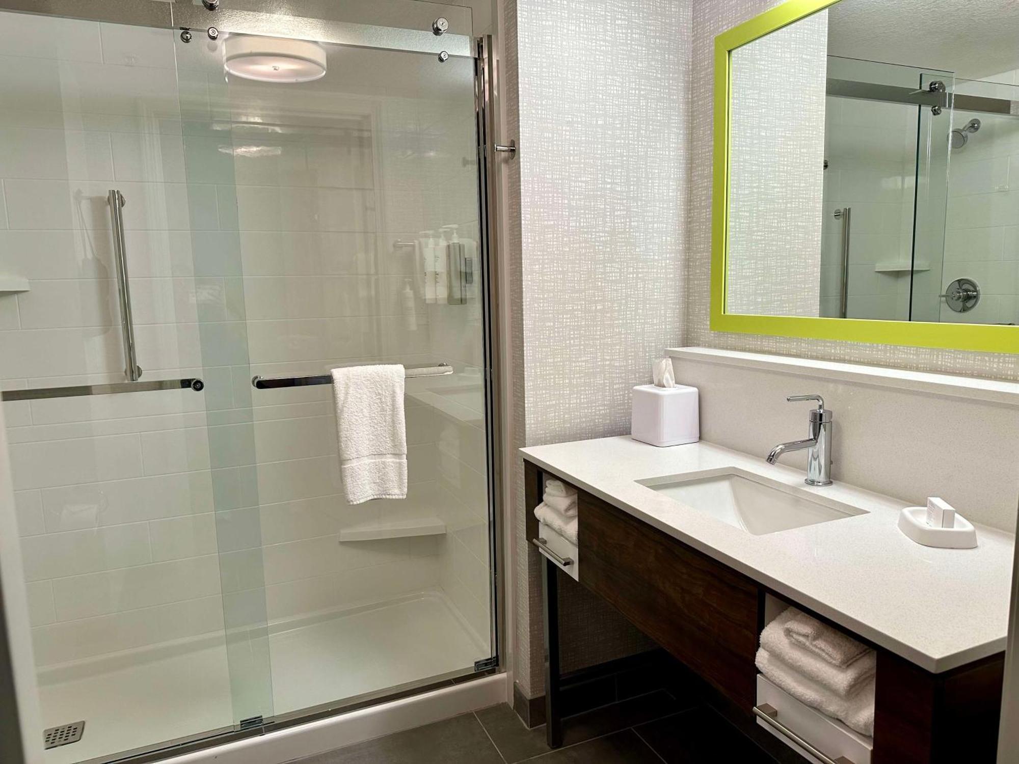 Hampton Inn & Suites Латроп Екстериор снимка