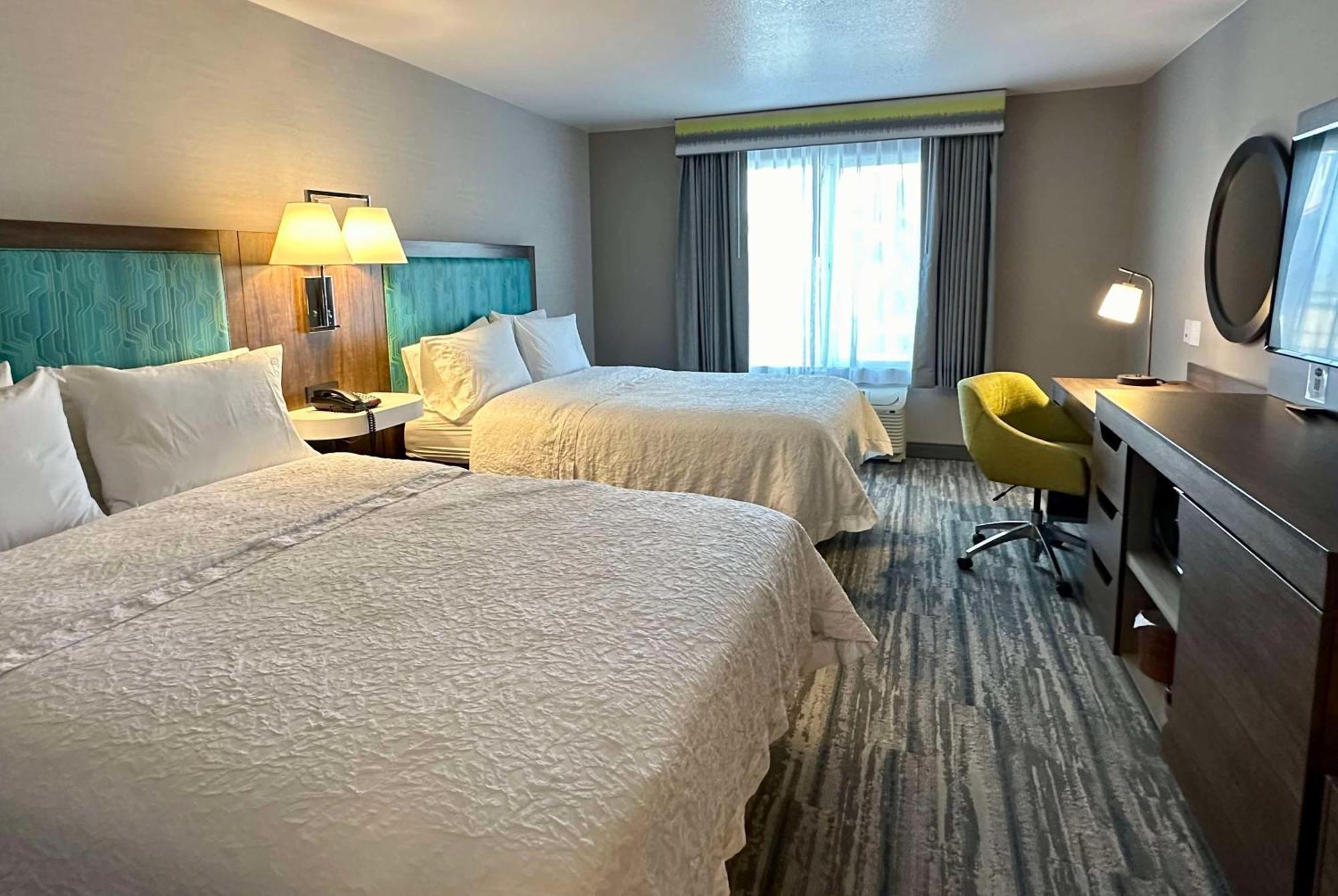 Hampton Inn & Suites Латроп Екстериор снимка