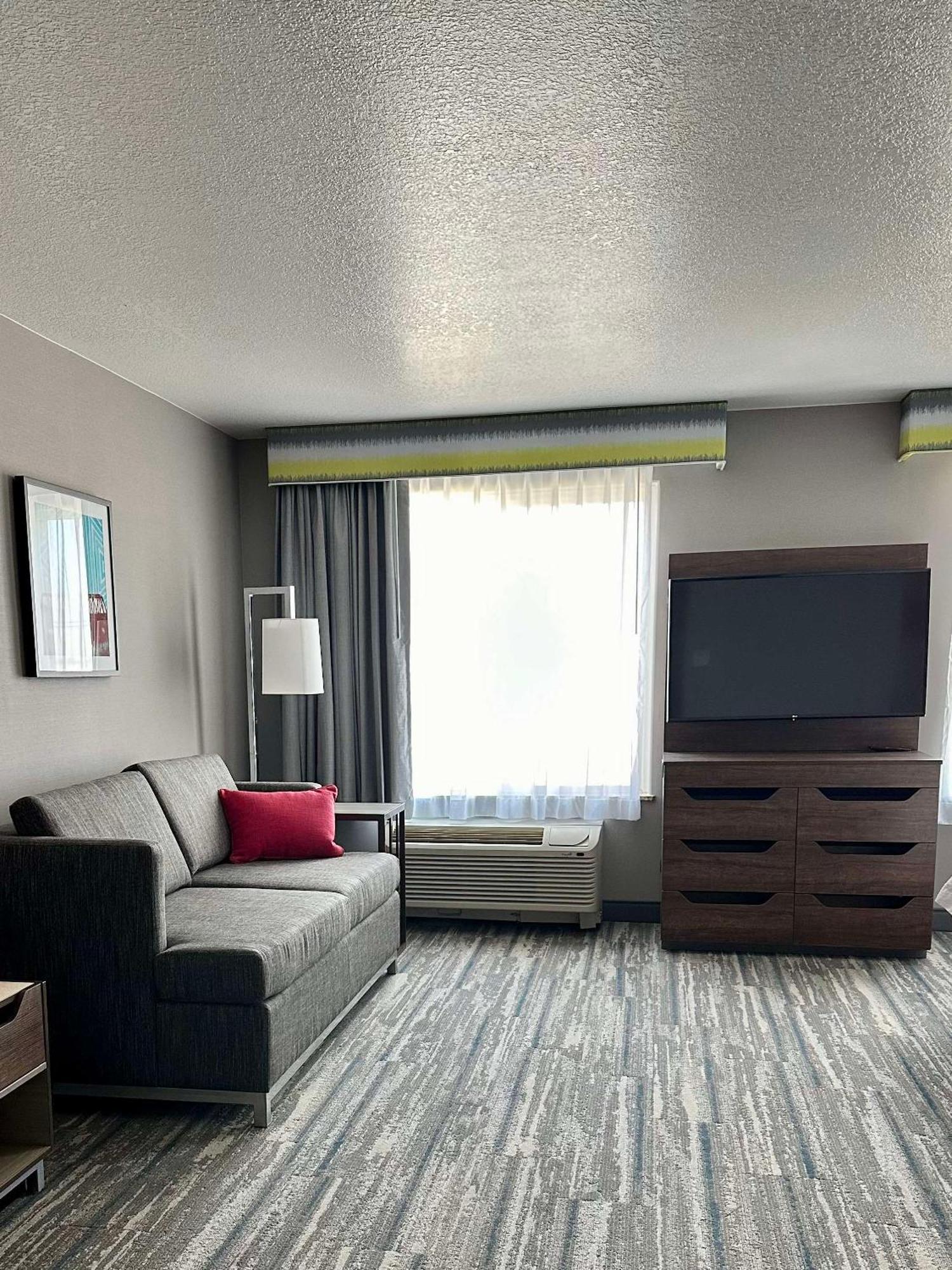 Hampton Inn & Suites Латроп Екстериор снимка