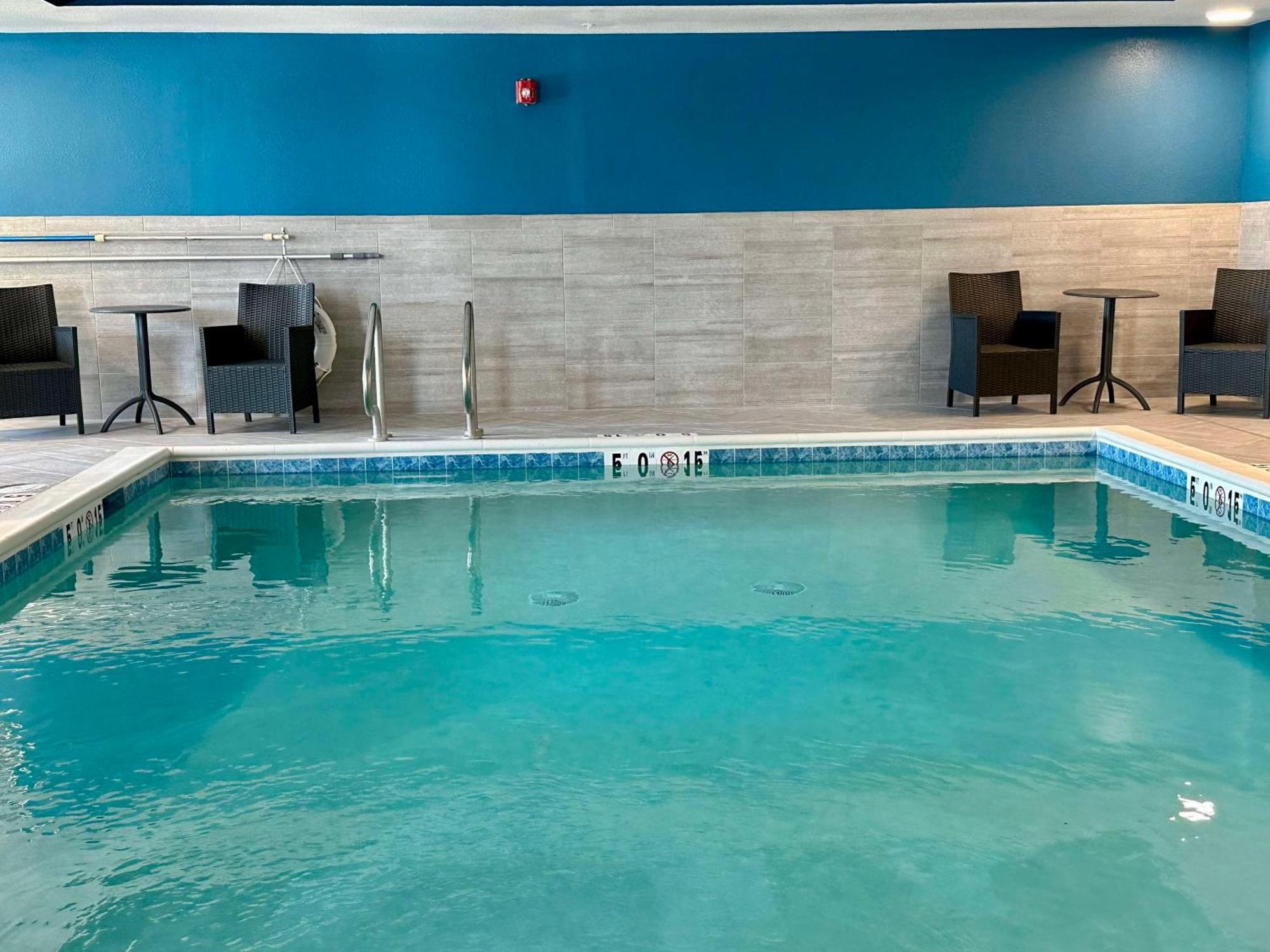 Hampton Inn & Suites Латроп Екстериор снимка