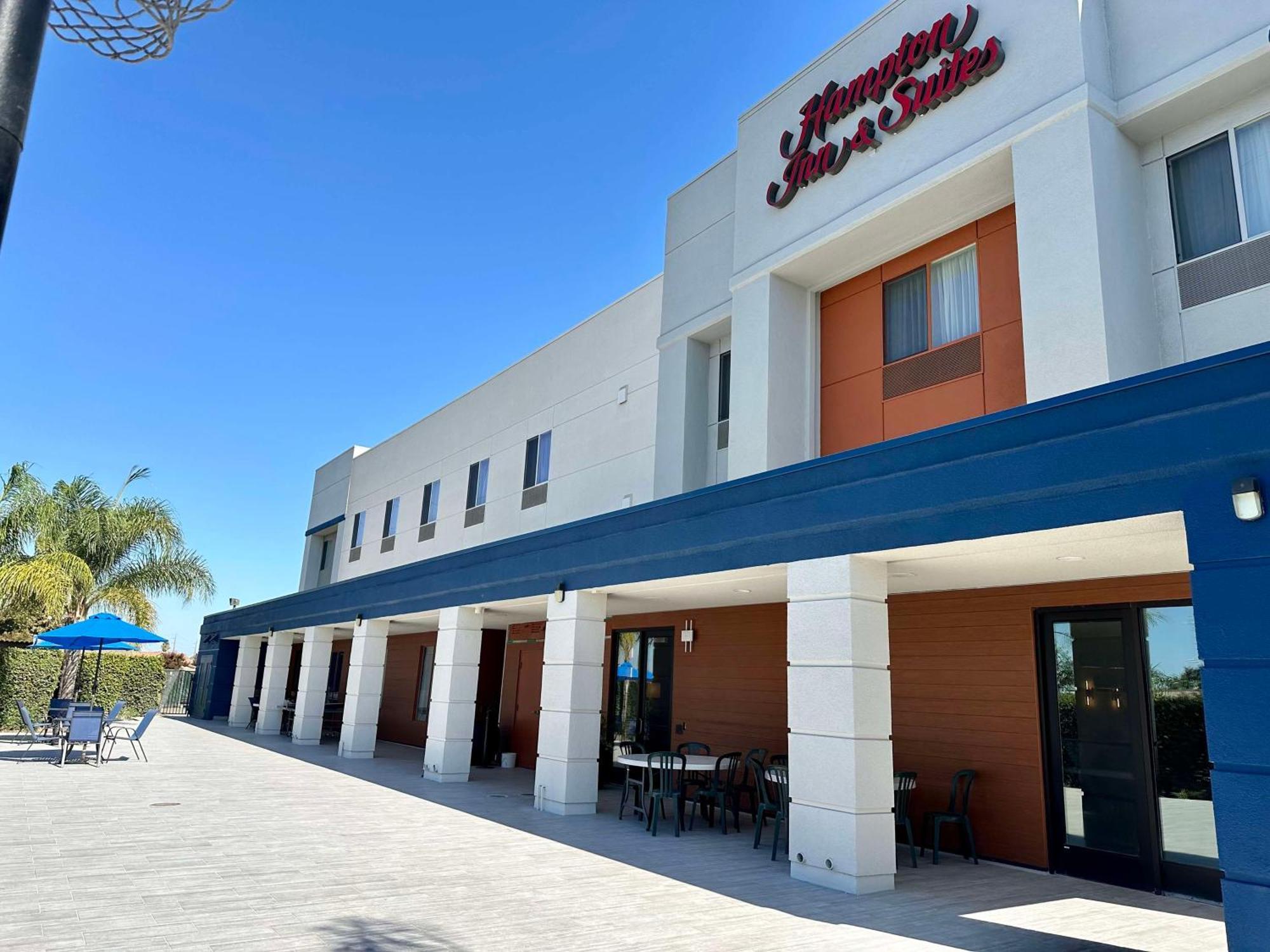 Hampton Inn & Suites Латроп Екстериор снимка
