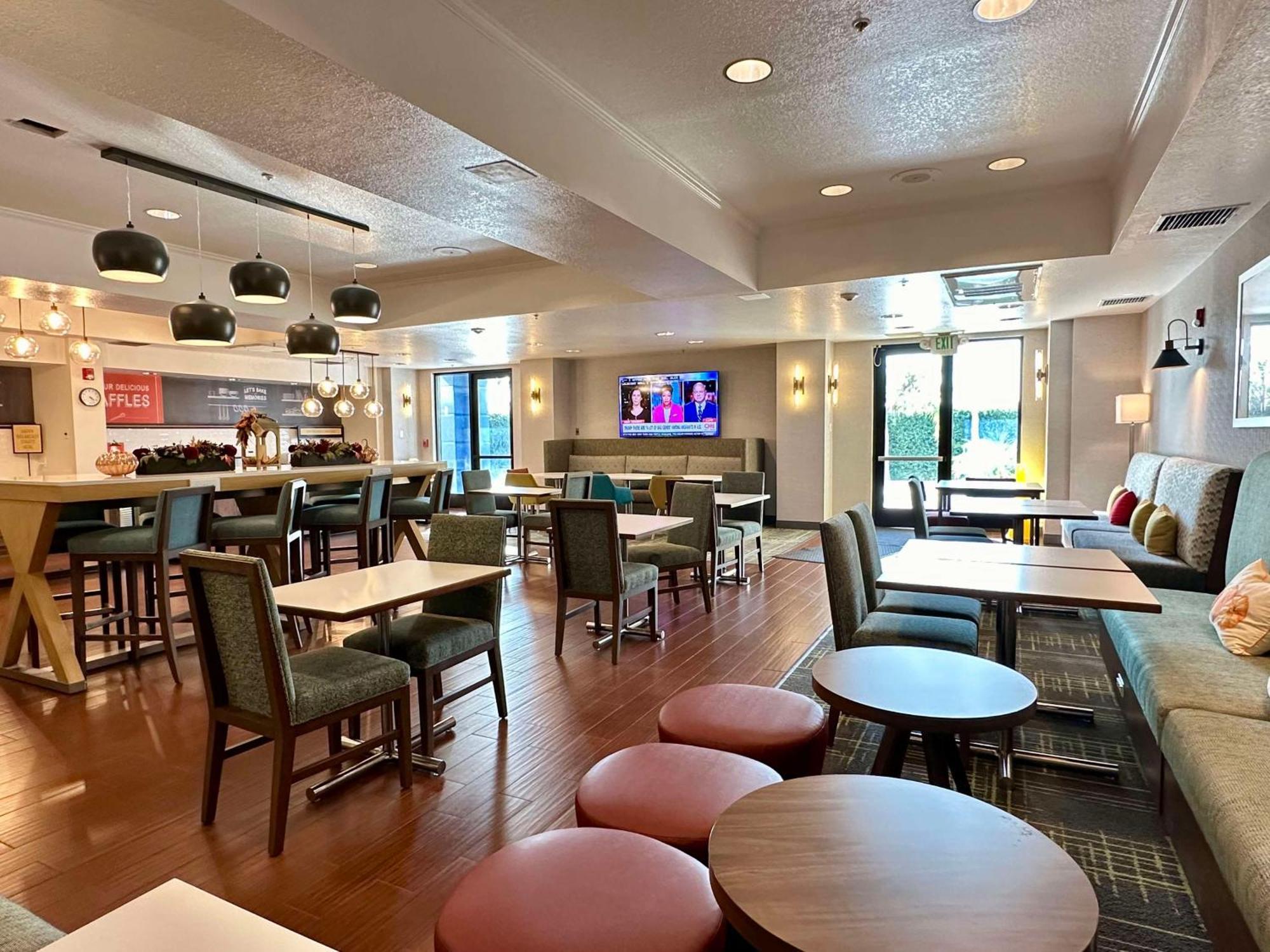 Hampton Inn & Suites Латроп Екстериор снимка