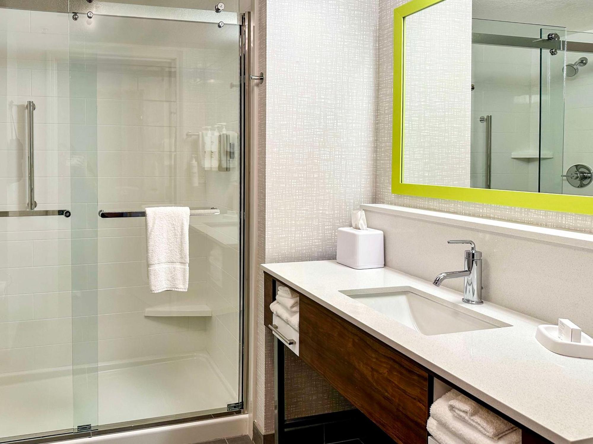 Hampton Inn & Suites Латроп Екстериор снимка