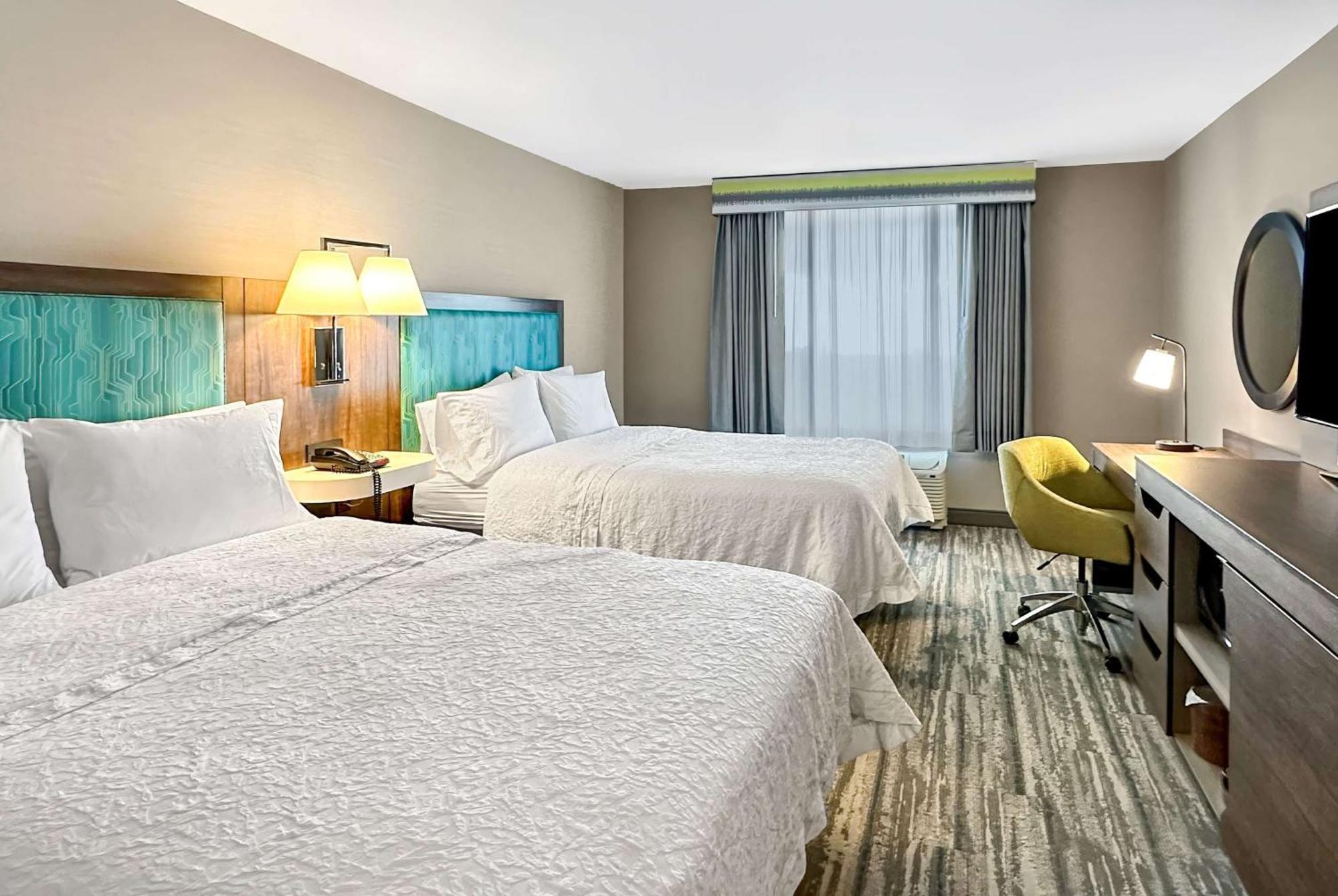 Hampton Inn & Suites Латроп Екстериор снимка
