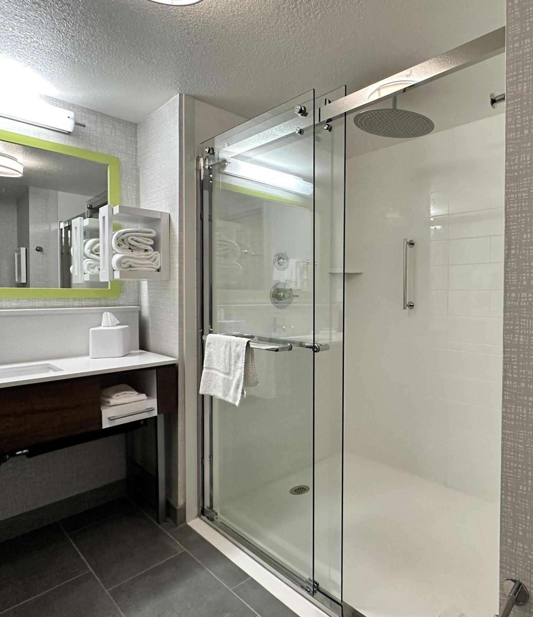 Hampton Inn & Suites Латроп Екстериор снимка