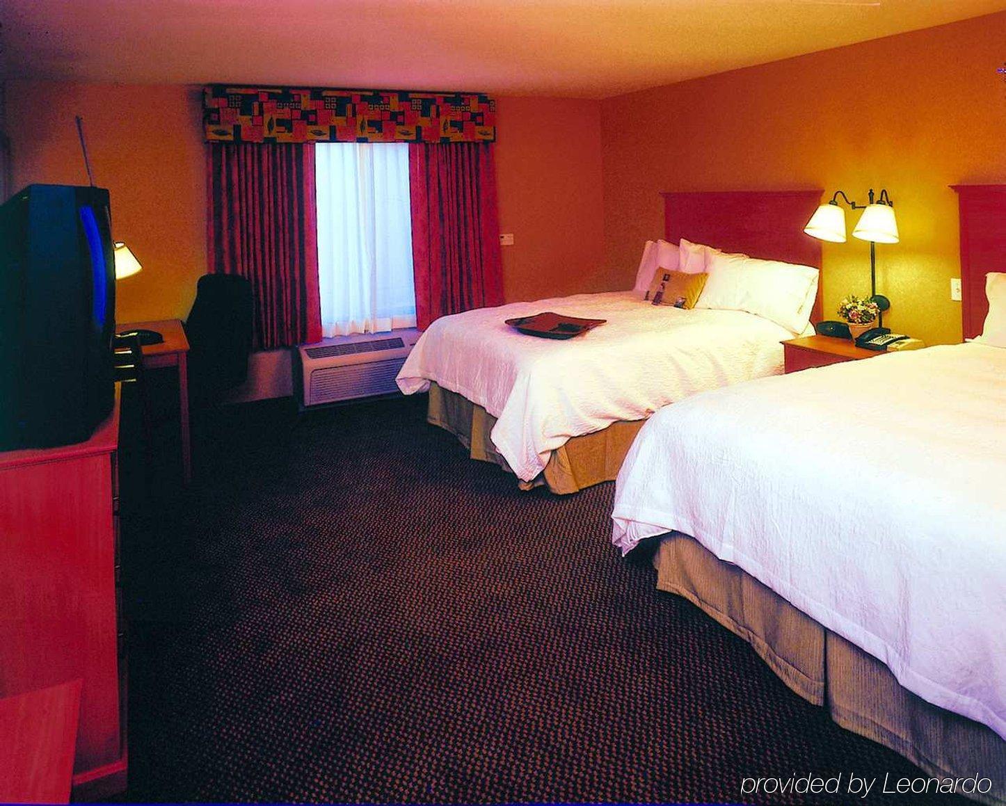 Hampton Inn & Suites Латроп Стая снимка