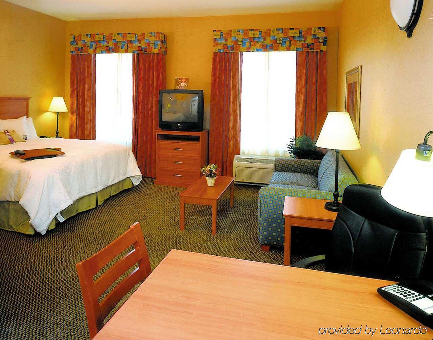 Hampton Inn & Suites Латроп Стая снимка