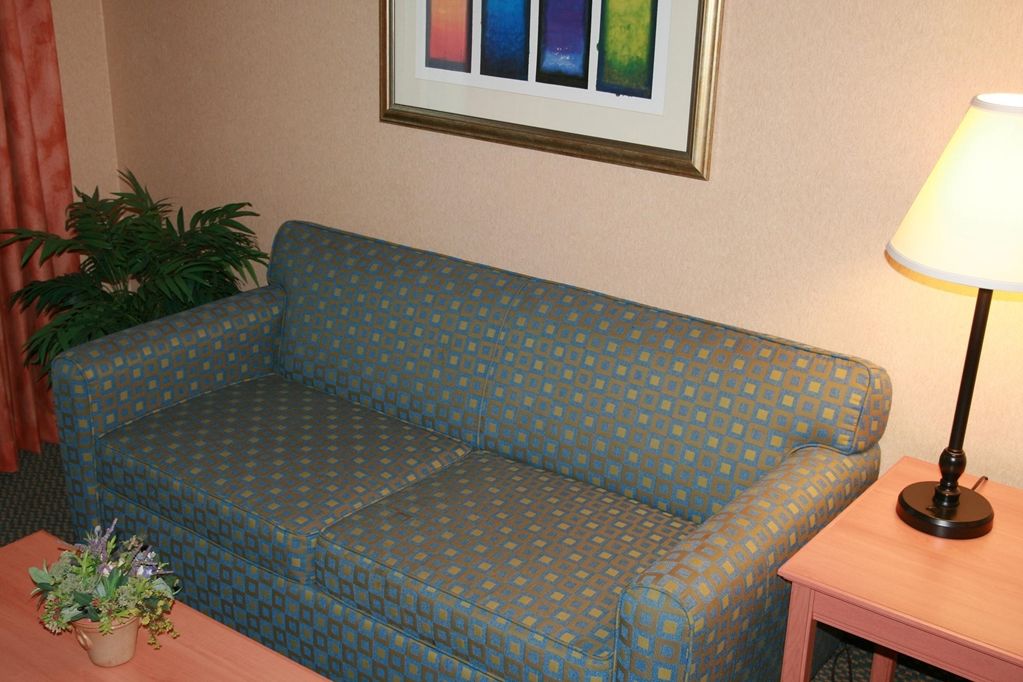 Hampton Inn & Suites Латроп Стая снимка