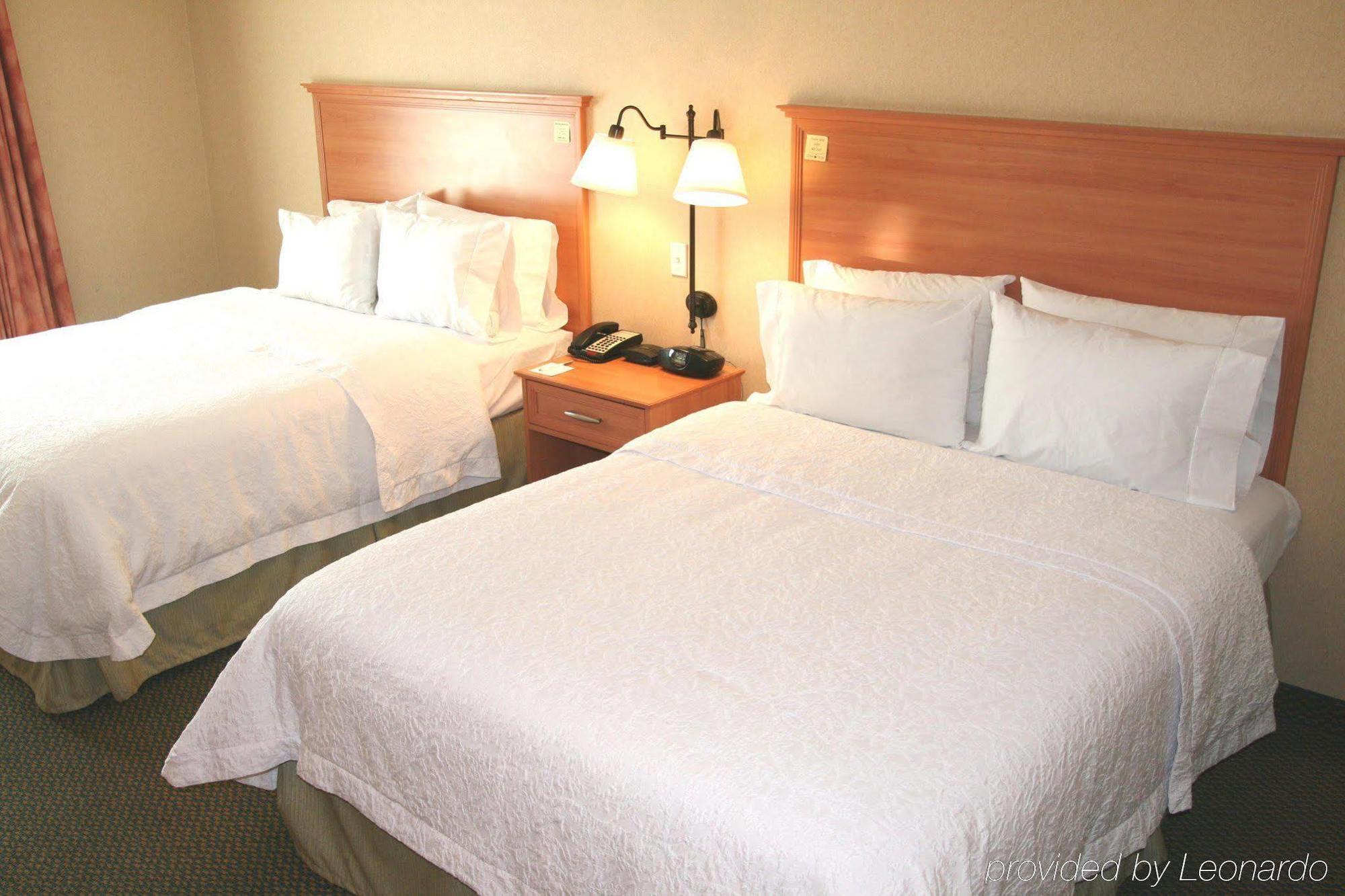 Hampton Inn & Suites Латроп Екстериор снимка