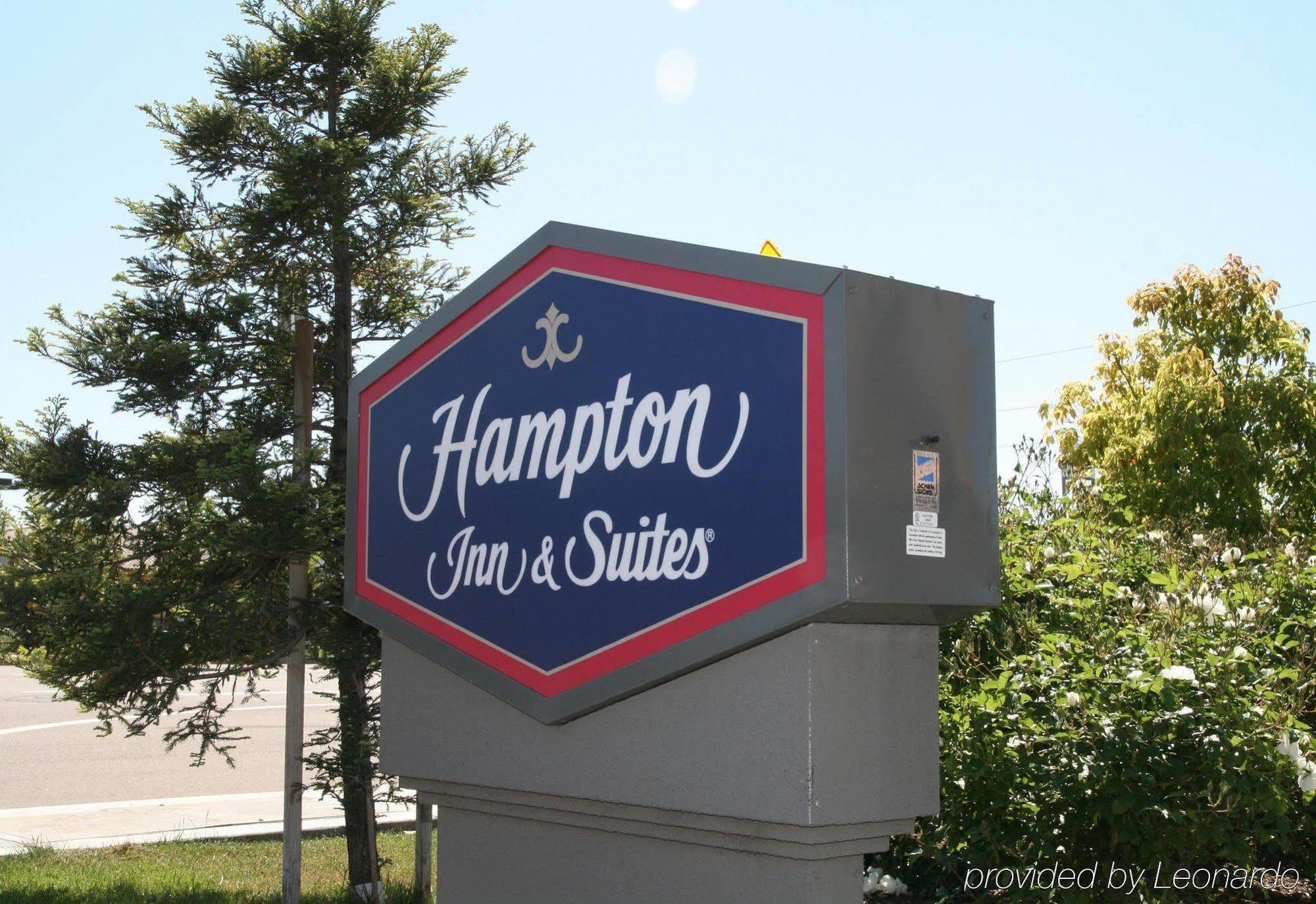 Hampton Inn & Suites Латроп Екстериор снимка