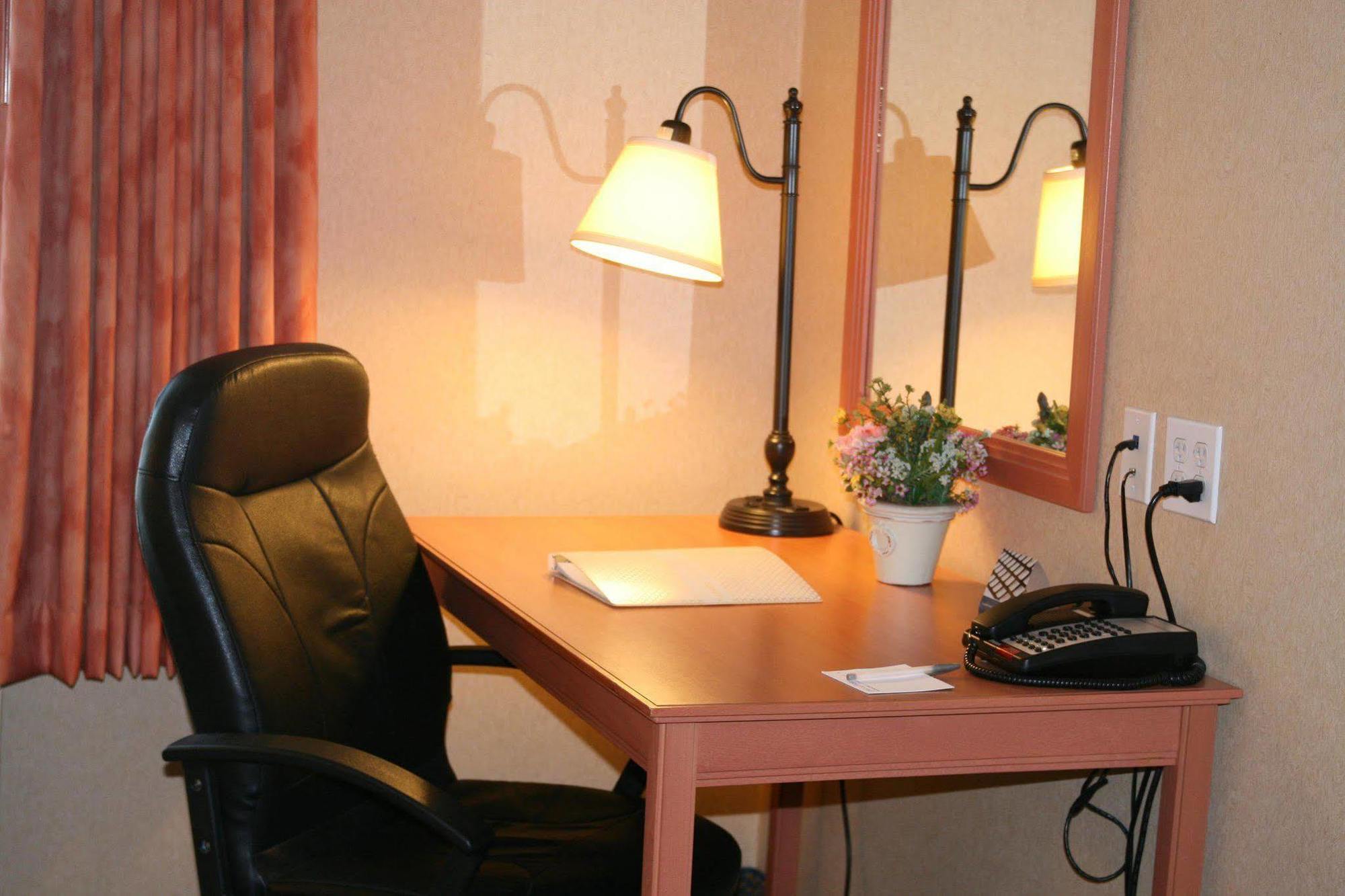 Hampton Inn & Suites Латроп Стая снимка