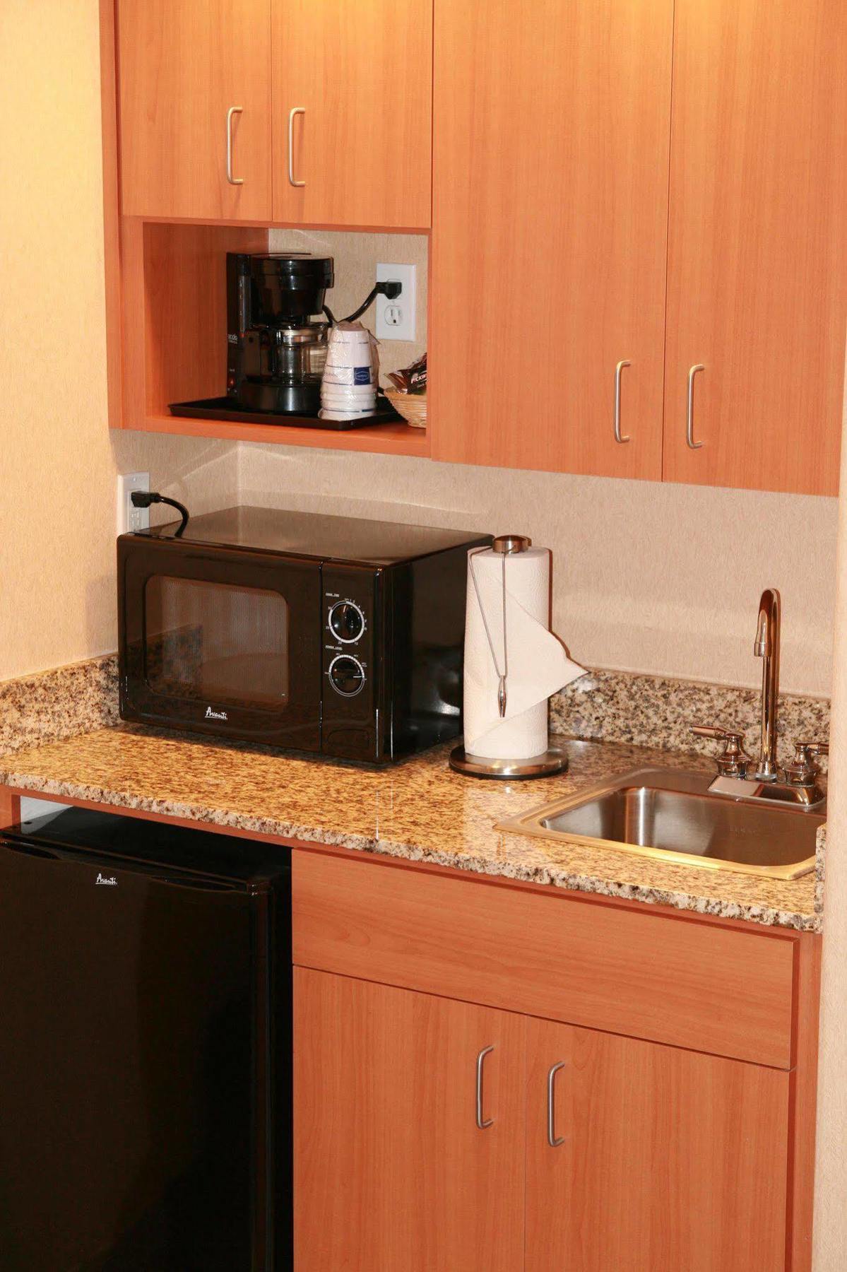 Hampton Inn & Suites Латроп Стая снимка