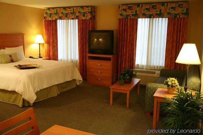 Hampton Inn & Suites Латроп Екстериор снимка