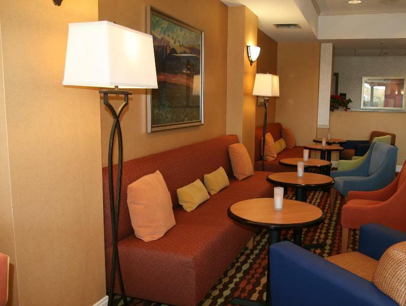 Hampton Inn & Suites Латроп Екстериор снимка